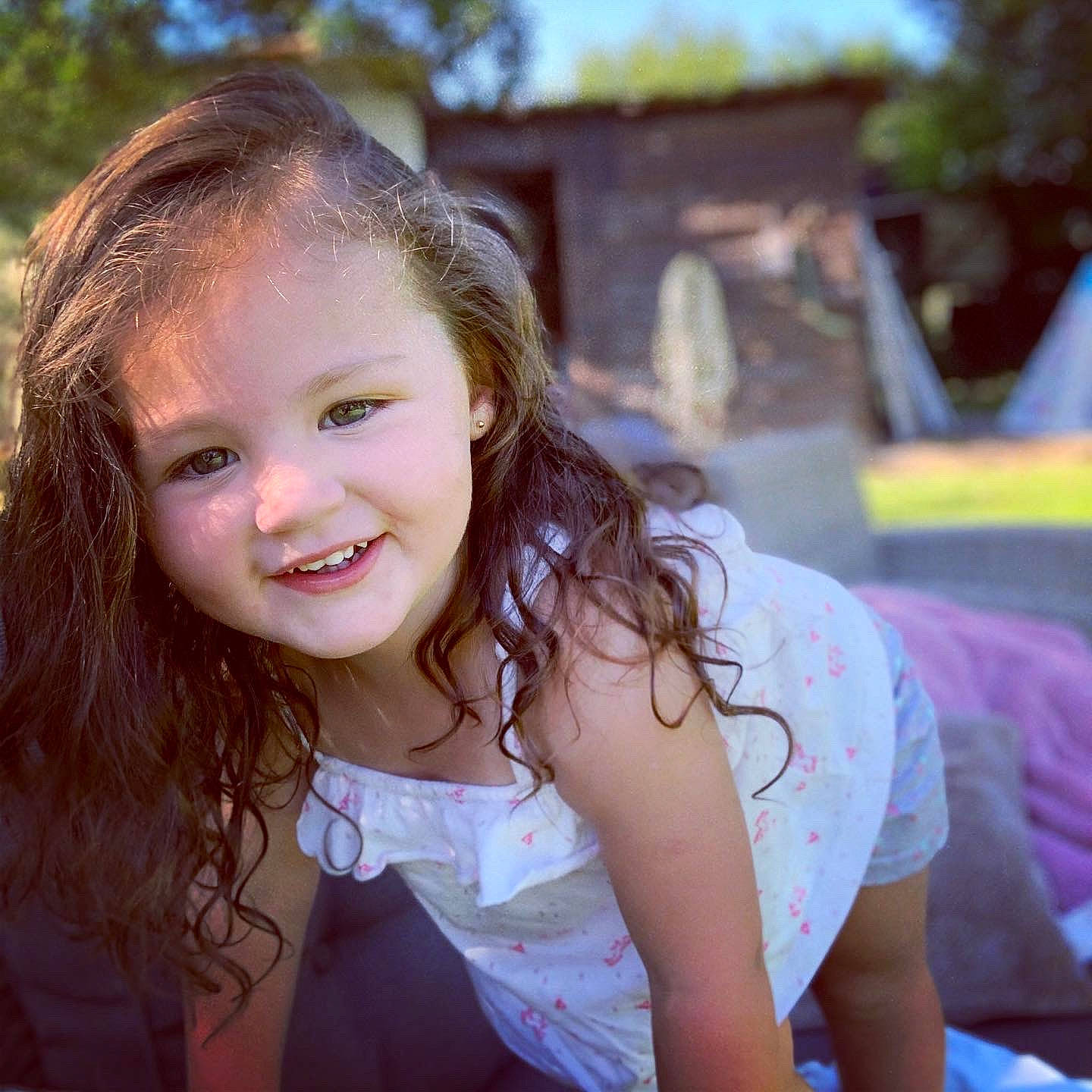 Nayah a rejoint le concours — aidez-le/la à gagner de superbes lots ! beauty, brown_hair, child, child_model, eye, face, facial_expression, fun, hair, hairstyle, happy, joy, laugh, lip, long_hair, person, photography, skin, smile, summer