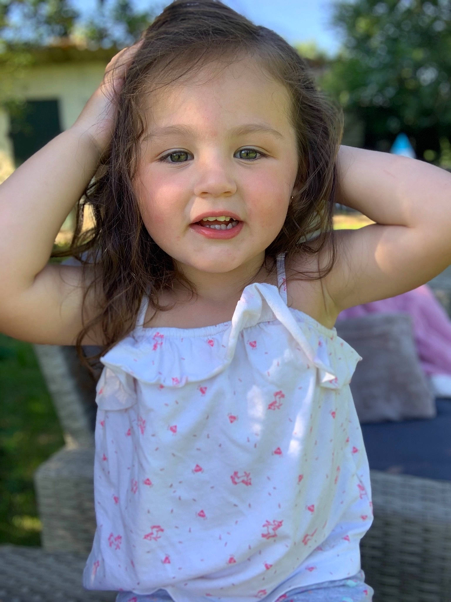 Nayah participe au concours pour gagner de l'argent avec cette photo : beauty, brown_hair, child, child_model, face, facial_expression, gesture, grass, happy, head, long_hair, person, pink, skin, smile, summer, toddler, vacation