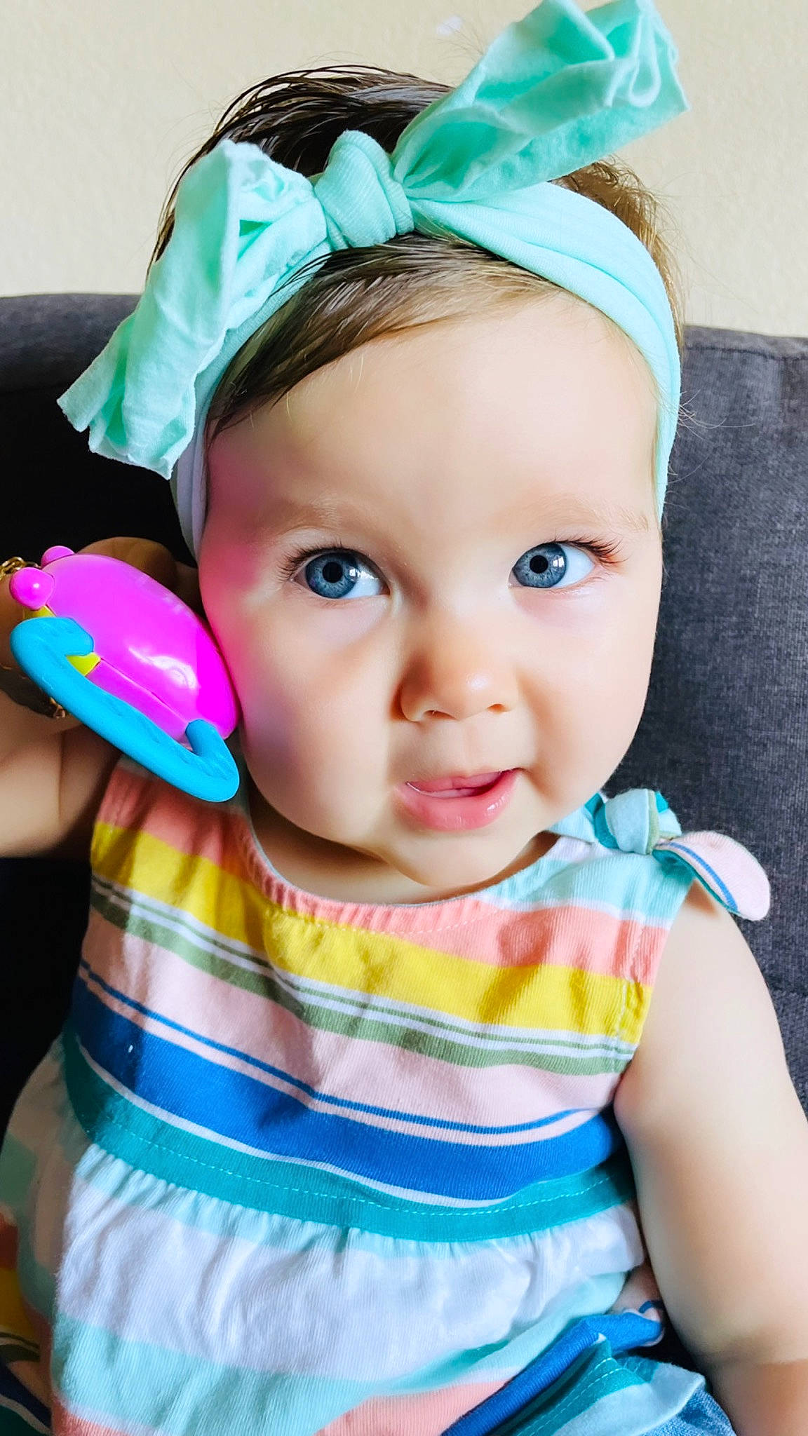 Luciana is registered to the contest to win money with this photo: blue, cheek, clothing, ear, eye, eyebrow, eyelash, face, facial_expression, green, hairstyle, happy, head, lip, mouth, neck, organ, person, purple, skin