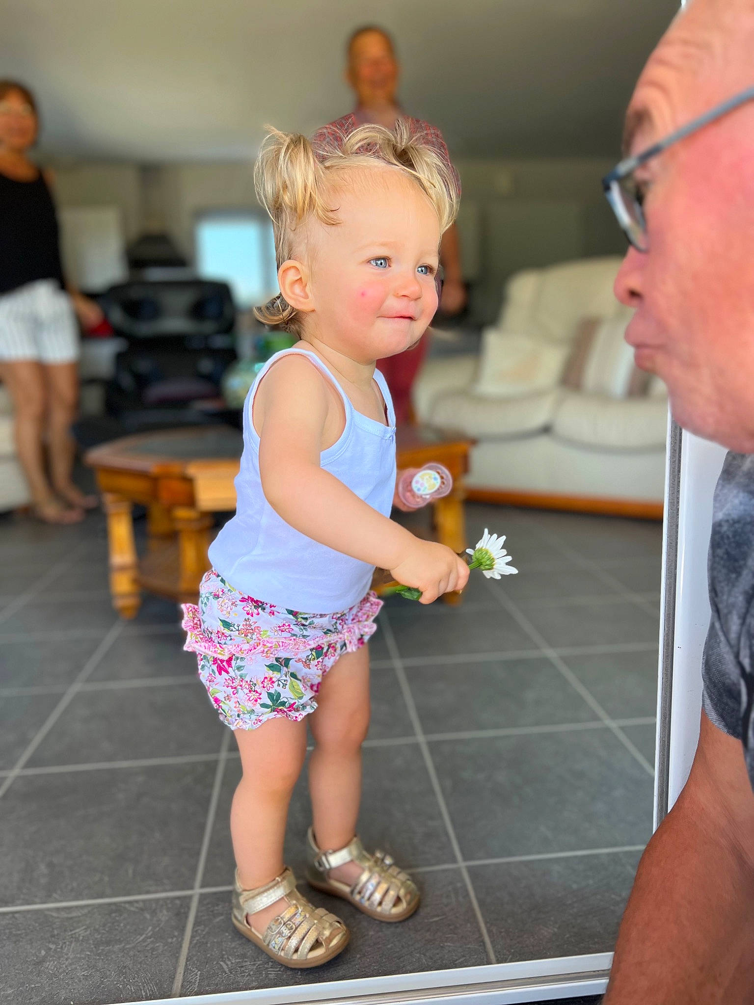 Lyana a rejoint le concours — aidez-le/la à gagner de superbes lots ! arm, baby_toddler_clothing, child, event, flooring, fun, gesture, happy, human_leg, joint, leg, leisure, person, recreation, room, sandal, shorts, skin, smile, standing