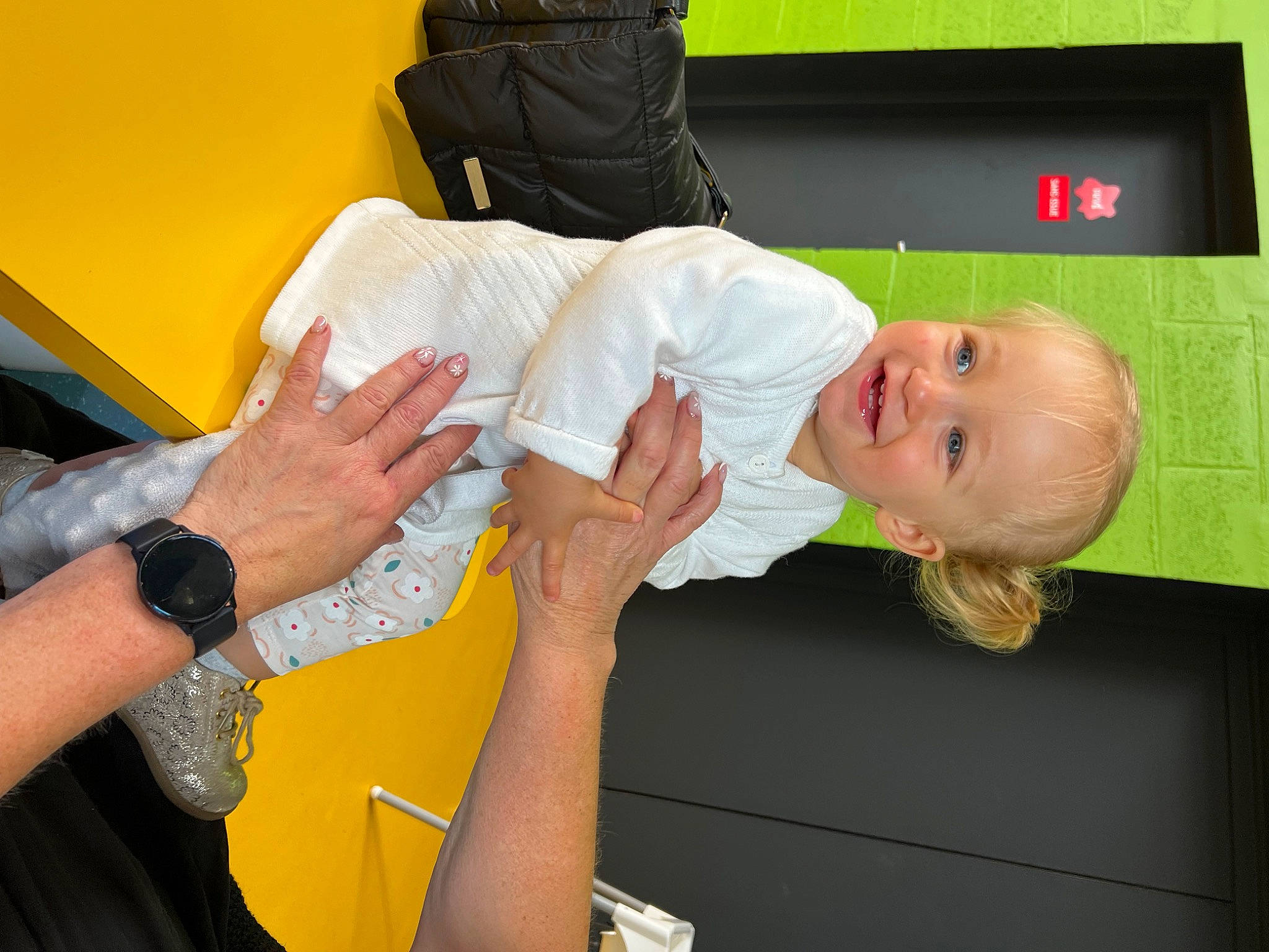 Lyana a rejoint le concours — aidez-le/la à gagner de superbes lots ! arm, baby, child, elbow, event, finger, fun, gesture, hand, happy, human_leg, joy, knee, leisure, person, smile, t_shirt, thigh, toddler, watch