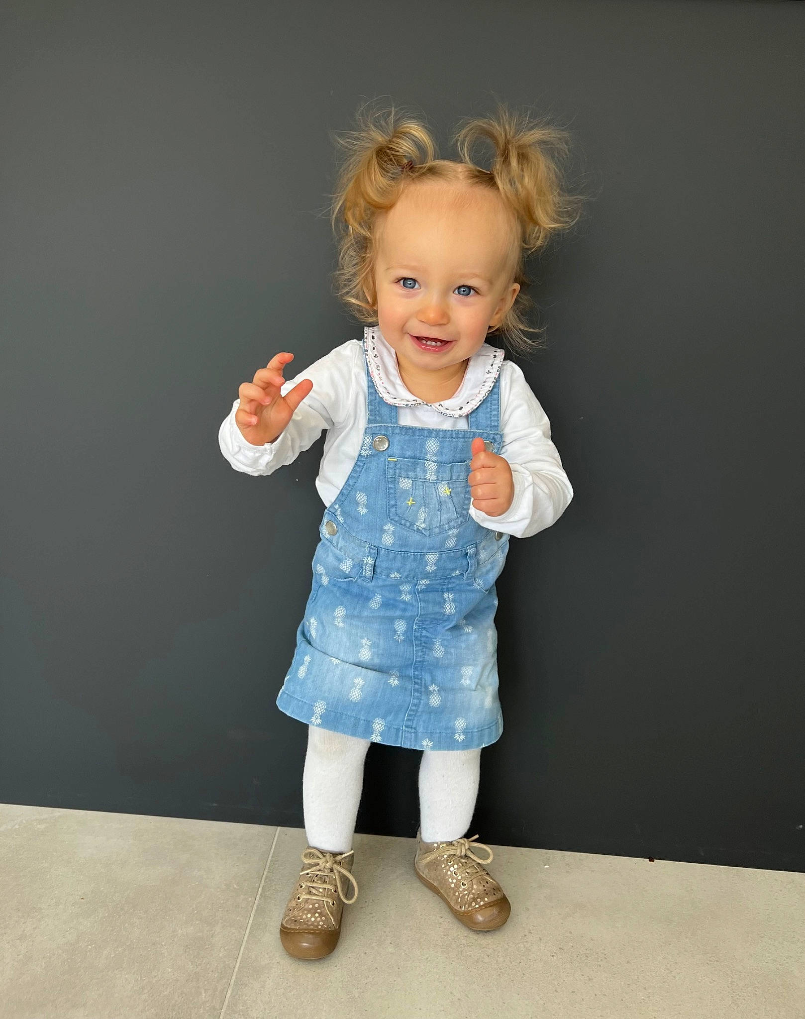 Lyana participe au concours pour gagner de l'argent avec cette photo : azure, baby_toddler_clothing, child, denim, electric_blue, eye, face, flooring, foot, gesture, happy, human_leg, joint, joy, leg, one_piece_garment, pattern, person, sleeve, smile