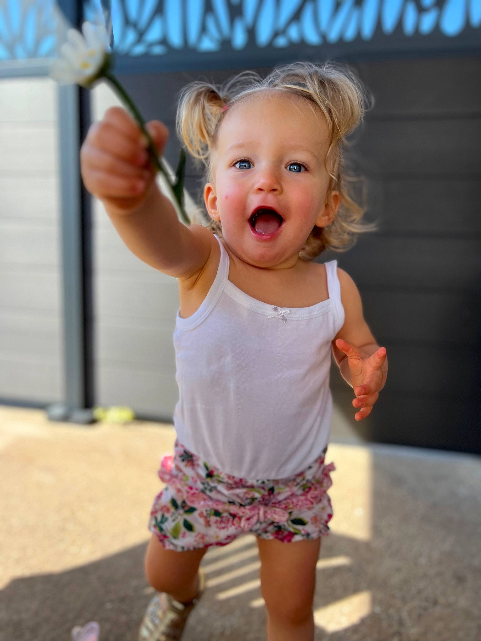 Lyana participe au concours pour gagner de l'argent avec cette photo : arm, baby, baby_toddler_clothing, cheek, child, eye, finger, fun, gesture, happy, person, pink, recreation, shorts, sleeve, smile, standing, summer, t_shirt, toddler
