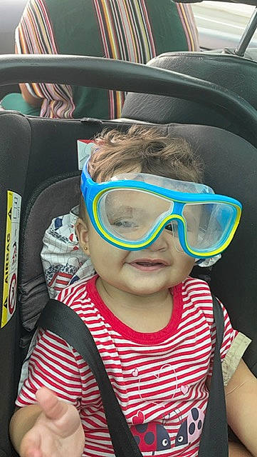 Tasnim participe au concours pour gagner de l'argent avec cette photo : baby_toddler_clothing, child, cool, eye_glass_accessory, eyewear, fun, glasses, goggles, happy, headgear, leisure, mouth, person, personal_protective_equipment, recreation, sports_gear, sunglasses, t_shirt, toddler, vision_care