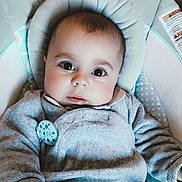 Nolann a rejoint le concours — aidez-le/la à gagner de superbes lots ! baby, infant, child, blue_outfit, baby_seat, cushion, face, hand, indoors, cute, young, portrait, clothing, comfort, soft_texture, closeup, person, expression, skin, head