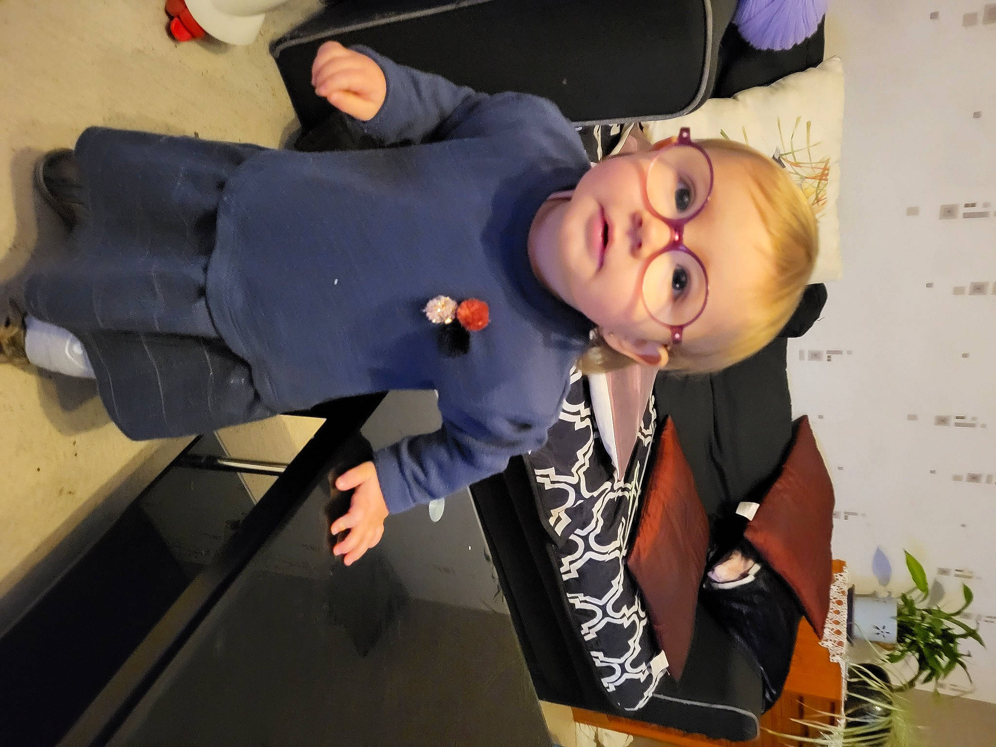 Camélia a rejoint le concours — aidez-le/la à gagner de superbes lots ! arm, child, event, eyewear, fashion_design, floral_design, floristry, flower_arranging, formal_wear, fun, gesture, happy, hat, jewellery, necklace, person, plant, room, suit