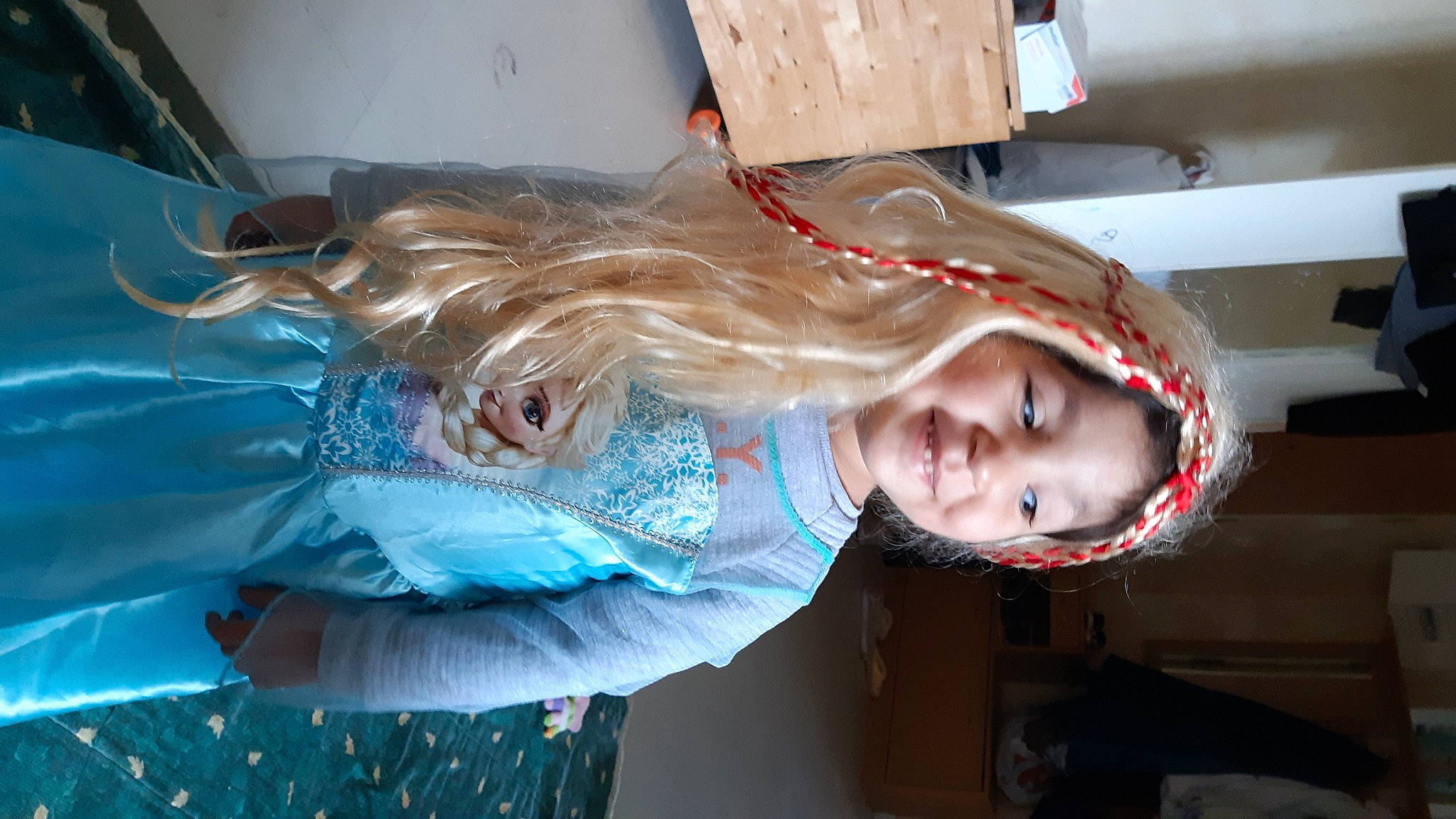 Anaïs a rejoint le concours — aidez-le/la à gagner de superbes lots ! child, costume, electric_blue, event, eye, fashion_accessory, flesh, fun, hair_coloring, hime_cut, human_body, jaw, joy, mouth, person, room, smile, wig