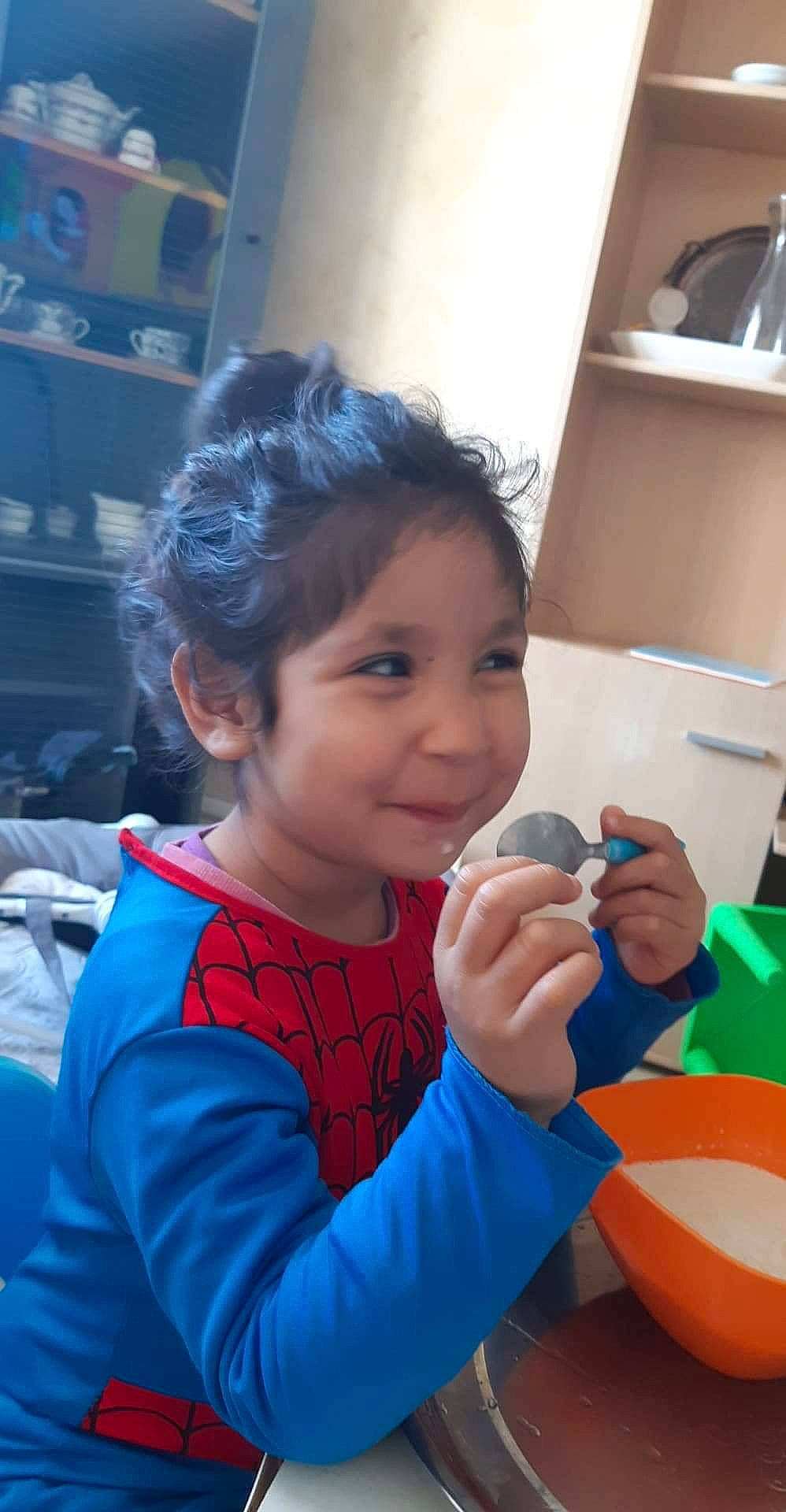 Anaïs a rejoint le concours — aidez-le/la à gagner de superbes lots ! box, chair, child, electric_blue, fun, hairstyle, happy, leisure, nail, person, play, recreation, room, shelf, smile, t_shirt, thumb, toddler, toy, vacation