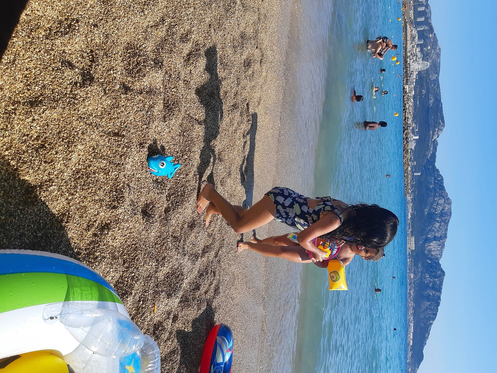 Anaïs participe au concours pour gagner de l'argent avec cette photo : azure, beach, blue, body_of_water, electric_blue, fun, happy, lake, leisure, light, people, people_in_nature, person, recreation, sand, sky, summer, toddler, travel, water