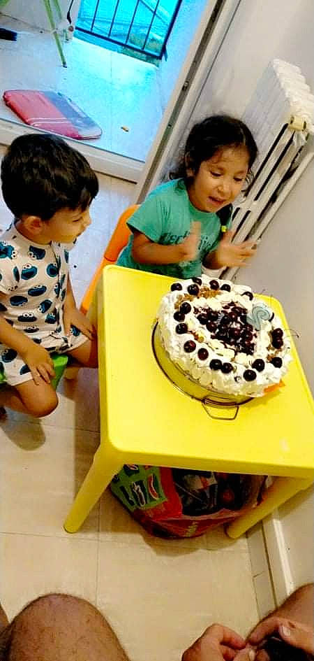 Anaïs a rejoint le concours — aidez-le/la à gagner de superbes lots ! baked_goods, baking, cake, child, cream, cuisine, desk, dessert, dish, food, fruit, ingredient, person, plate, recipe, shorts, sweetness, table, tableware, toddler