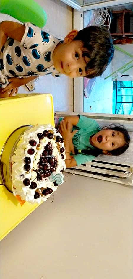 Dorgham a rejoint le concours — aidez-le/la à gagner de superbes lots ! baby_toddler_clothing, birthday_cake, buttercream, cake, clotted_cream, cream, cuisine, dessert, dish, finger_food, food, frozen_dessert, ingredient, kuchen, person, plate, recipe, sugar_cake, surprise, tableware