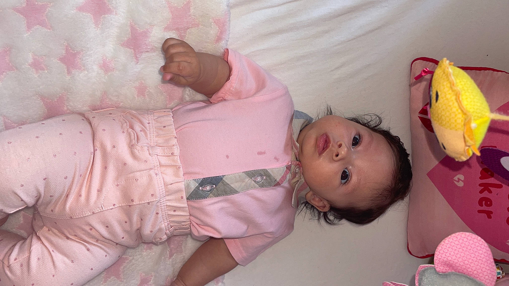 Delya-denise participe au concours pour gagner de l'argent avec cette photo : arm, baby, baby_toddler_clothing, beauty, cheek, child, comfort, eye, finger, hand, head, human_body, mouth, person, pink, product, skin, sleeve, textile, toddler