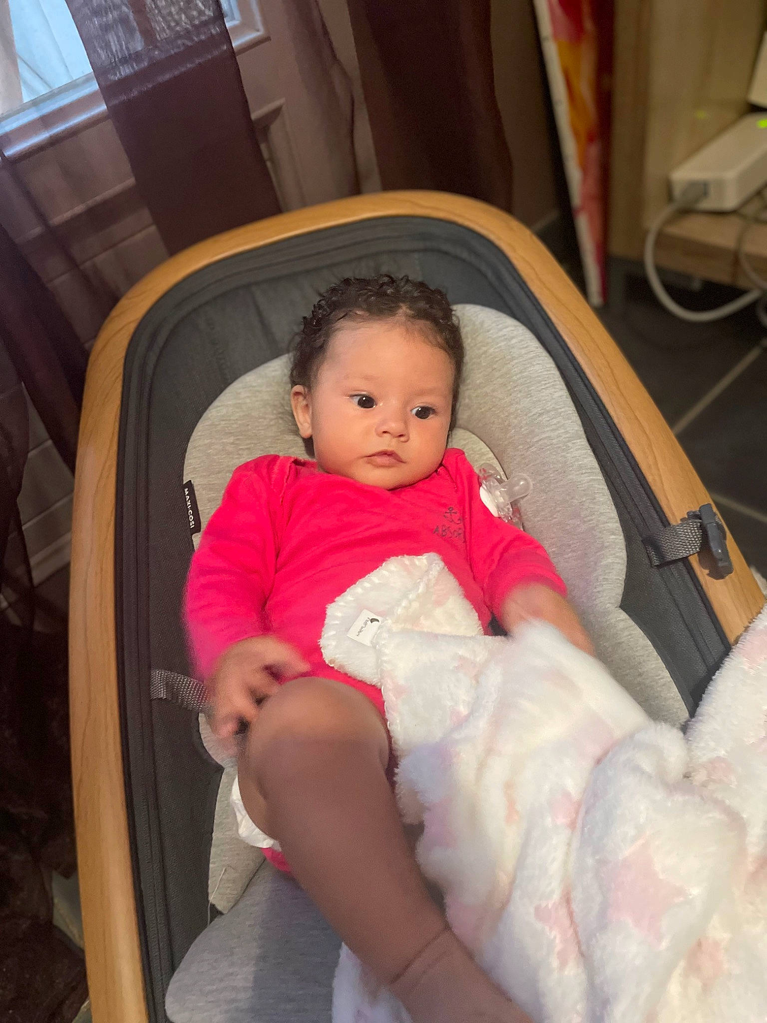 Delya-denise a rejoint le concours — aidez-le/la à gagner de superbes lots ! auto_part, baby, baby_carriage, baby_products, baby_toddler_clothing, car_seat, carmine, chair, cheek, child, comfort, finger, fun, iris, lap, person, sitting, skin, thigh, thumb