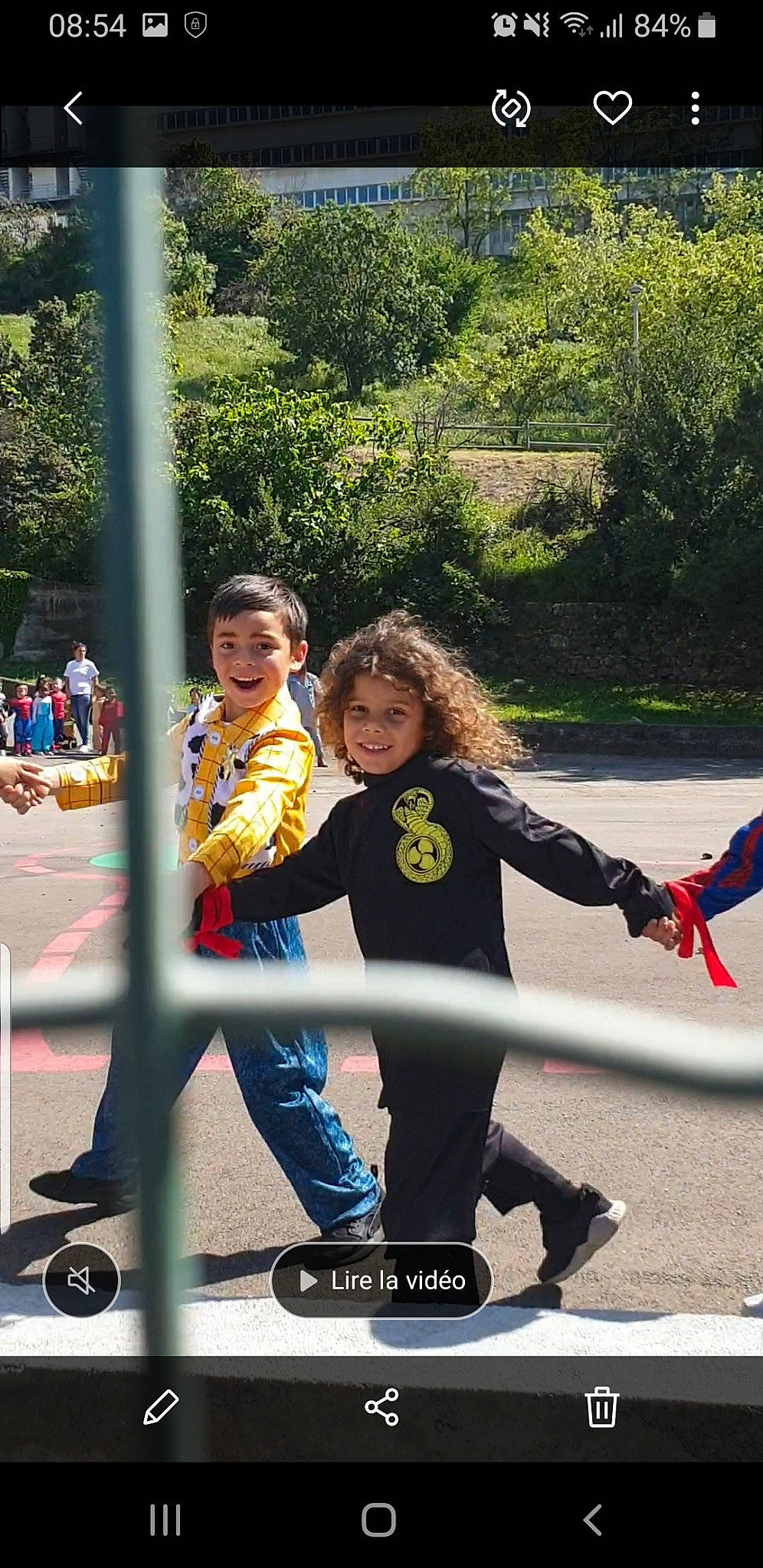 Mattéo participe au concours pour gagner de l'argent avec cette photo : child, daughter, fun, headwear, joy, leisure, person, play, playground, public_space, recreation, smile, toddler, tree, vacation