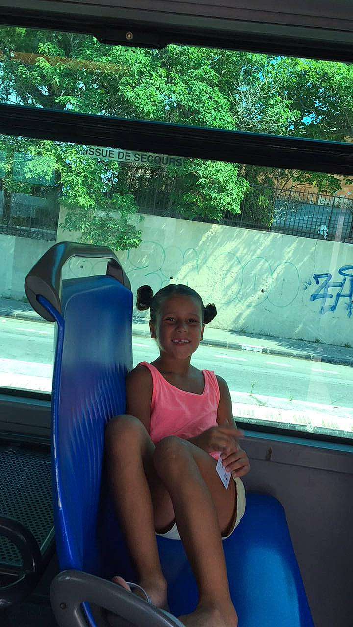 Maïa a rejoint le concours — aidez-le/la à gagner de superbes lots ! family_car, fun, joy, leg, leisure, person, recreation, sitting, summer, vacation, vehicle