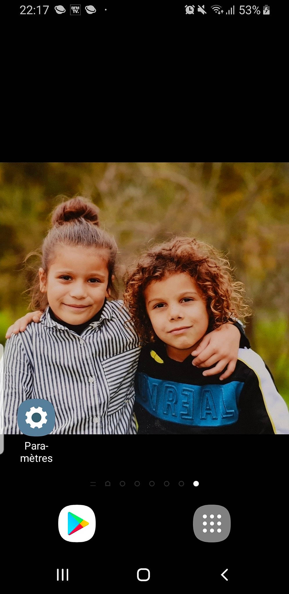 Maïa participe au concours pour gagner de l'argent avec cette photo : child, family, flash_photography, fun, happy, joy, leisure, people, people_in_nature, person, photo_caption, photograph, photography, portrait, portrait_photography, sibling, sky, smile, snapshot, technology