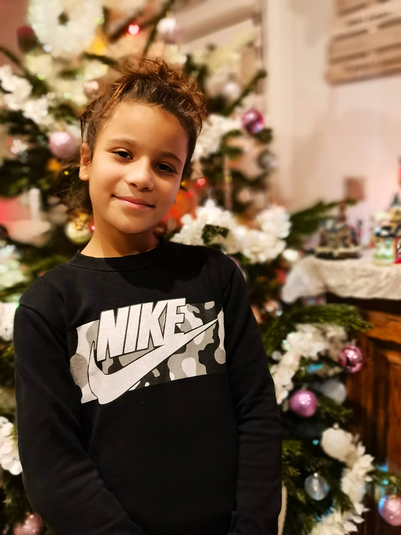 Maïa participe au concours pour gagner de l'argent avec cette photo : active_shirt, child_model, christmas, christmas_decoration, christmas_eve, christmas_ornament, christmas_tree, conifer, fir, holiday, interior_design, joy, laugh, long_sleeved_t_shirt, ornament, person, pine, pine_family, sleeve