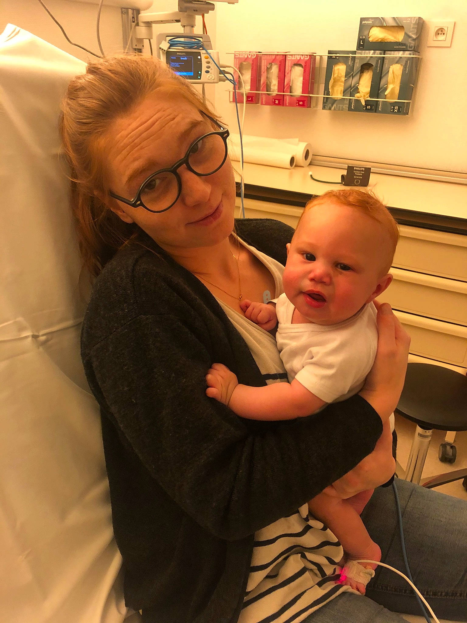 Maïron a rejoint le concours — aidez-le/la à gagner de superbes lots ! arm, baby, birth, child, daughter, ear, glasses, mother, person, skin, smile, toddler