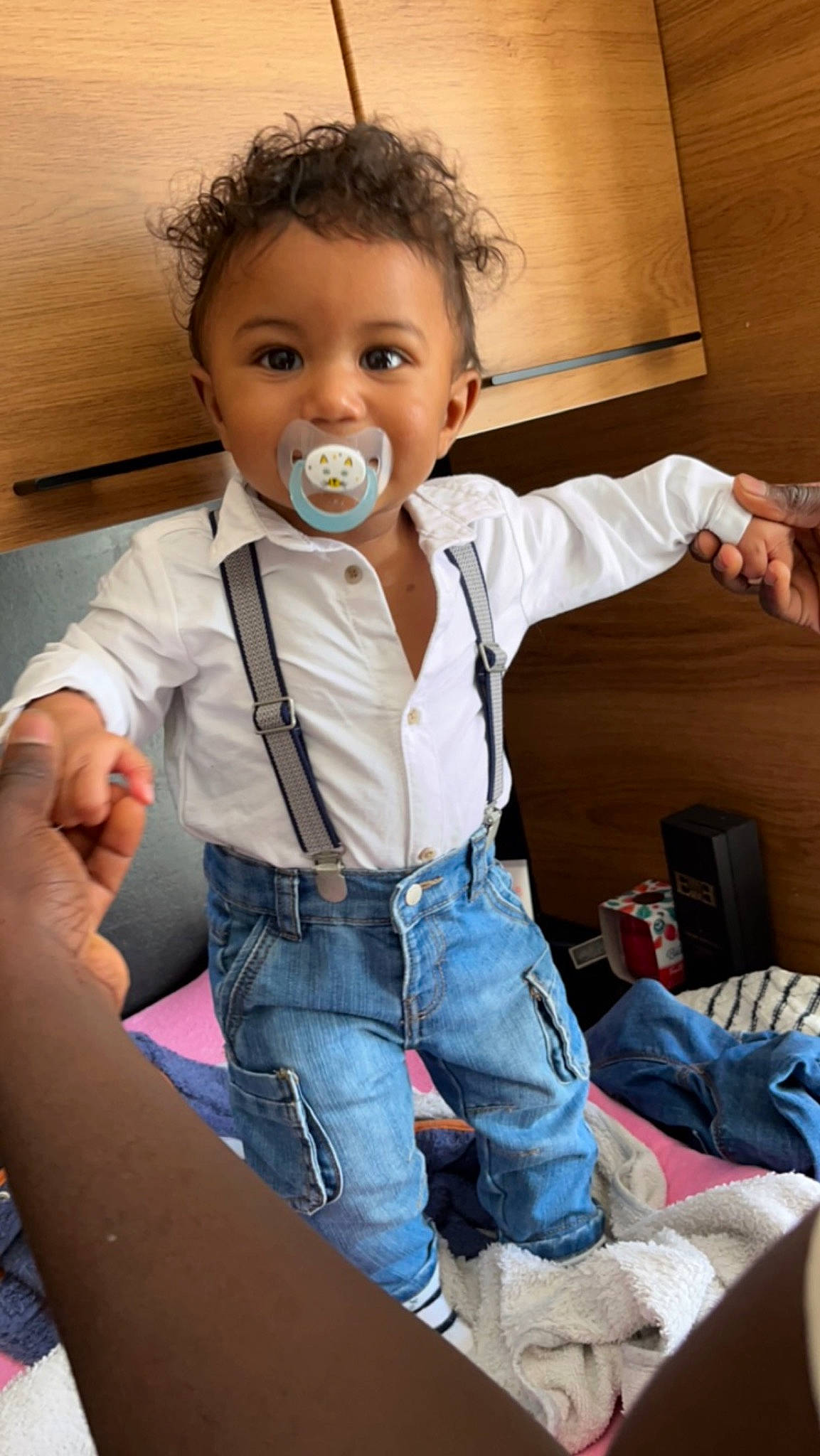 Tidiane a rejoint le concours — aidez-le/la à gagner de superbes lots ! baby, baby_toddler_clothing, chair, cheek, child, denim, eyelash, finger, flooring, fun, gesture, happy, jeans, luggage_and_bags, nose, person, play, room, sitting, sleeve