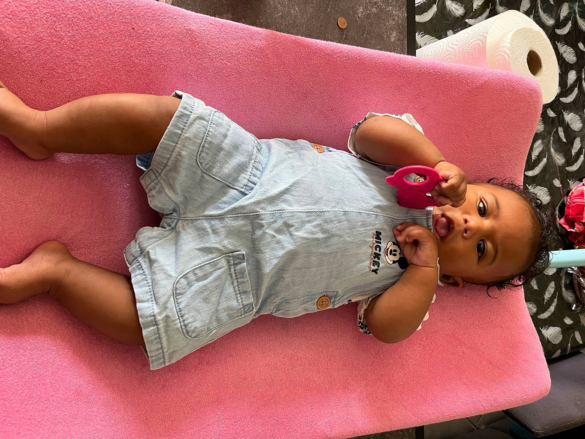 Tidiane a rejoint le concours — aidez-le/la à gagner de superbes lots ! abdomen, arm, baby, baby_sleeping, baby_toddler_clothing, child, comfort, couch, elbow, finger, hand, human_leg, joint, knee, leg, person, pink, textile, thigh, toddler