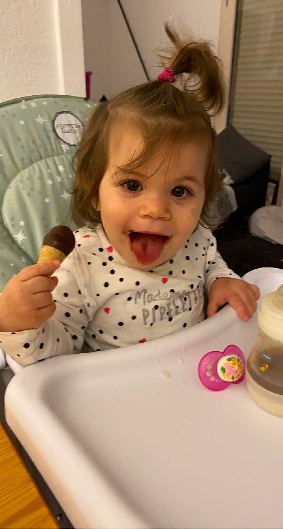 Mylana a rejoint le concours — aidez-le/la à gagner de superbes lots ! baby, baby_playing_with_food, baby_toddler_clothing, baked_goods, child, cup, dairy, dessert, hair_accessory, kitchen_utensil, person, plate, serveware, spoon, toddler