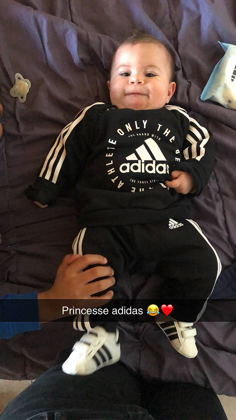 Mylana participe au concours pour gagner de l'argent avec cette photo : child, person, product, t_shirt, toddler