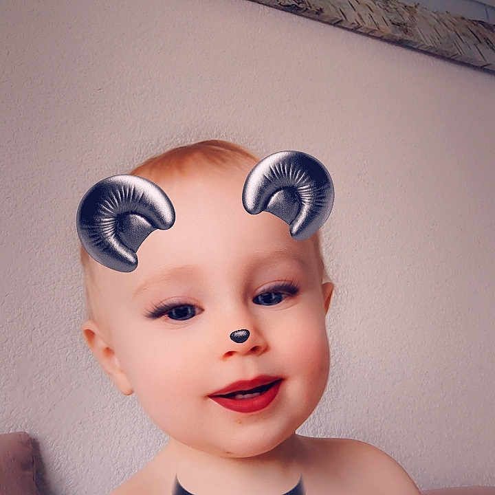 François a rejoint le concours — aidez-le/la à gagner de superbes lots ! accessories, animal, baby, back, bodypart, cosmetics, face, finger, hand, head, insect, invertebrate, jewelry, lipstick, necklace, person, photography, portrait, skin, tattoo