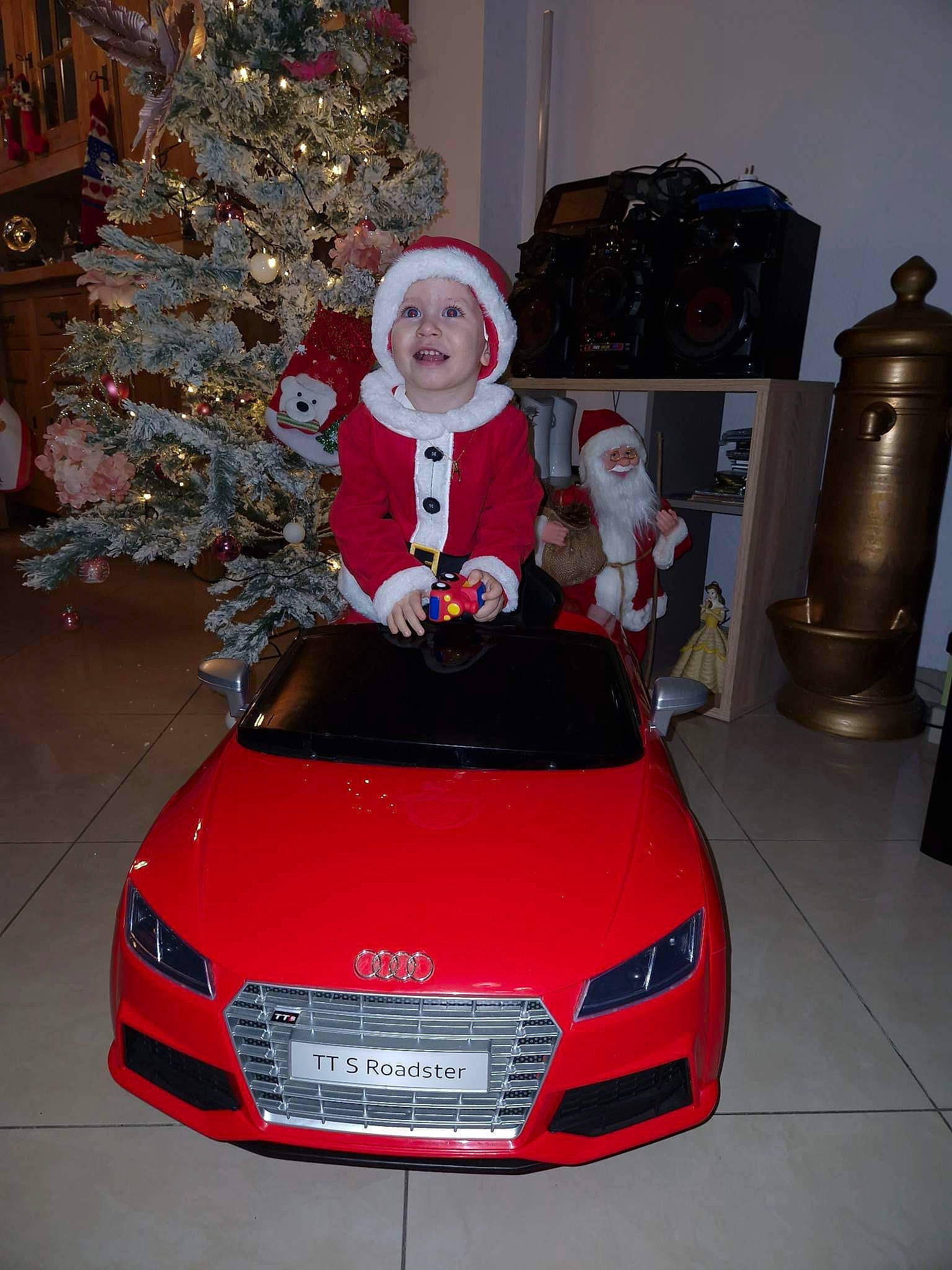 Lorenzo participe au concours pour gagner de l'argent avec cette photo : automotive_design, automotive_exterior, automotive_lighting, automotive_tire, bumper, car, christmas_tree, event, grille, headlamp, headwear, hood, motor_vehicle, person, personal_luxury_car, photograph, red, snapshot, tire, tree