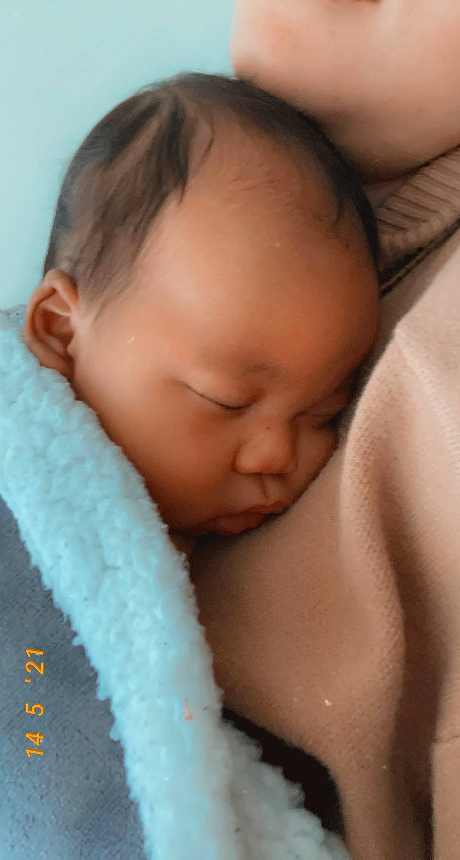 Issa participe au concours pour gagner de l'argent avec cette photo : baby, baby_sleeping, cheek, comfort, ear, eye, eyebrow, eyelash, face, forehead, gesture, hand, happy, head, iris, lip, mouth, neck, nose, person
