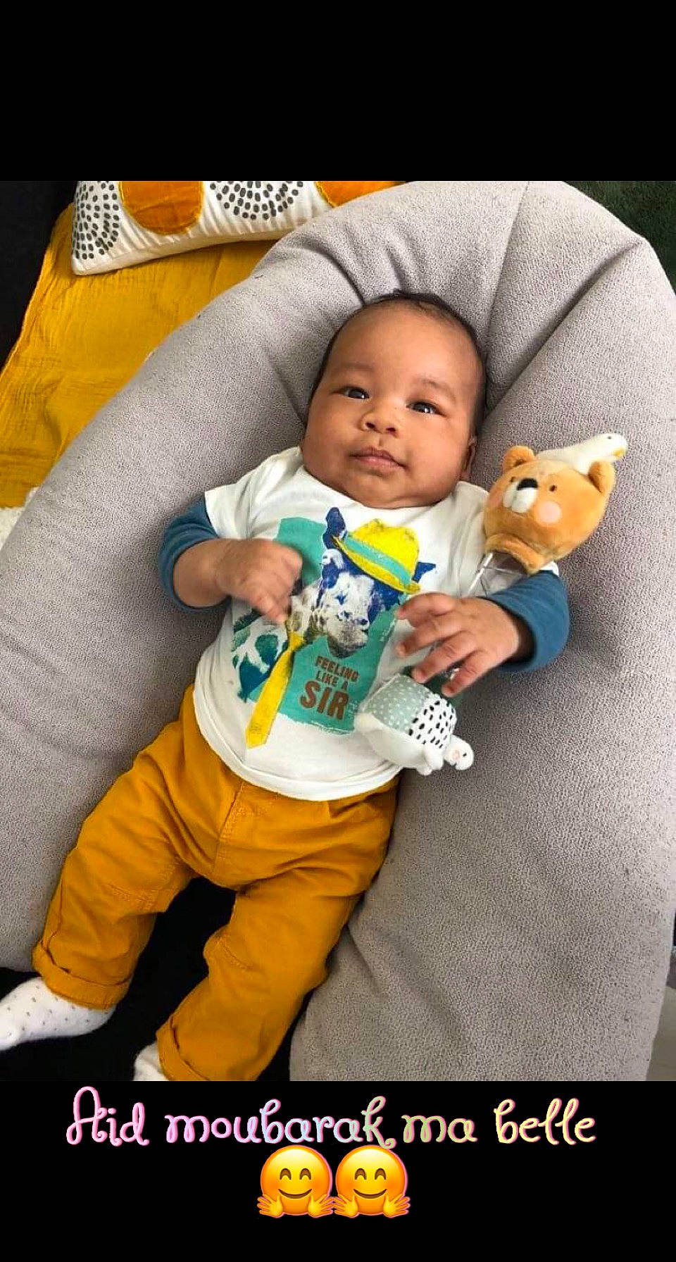 Issa a rejoint le concours — aidez-le/la à gagner de superbes lots ! baby, baby_products, baby_safety, baby_sleeping, baby_toddler_clothing, bib, child, comfort, finger, fun, happy, linens, logo, person, play, room, sitting, sleeve, t_shirt, textile