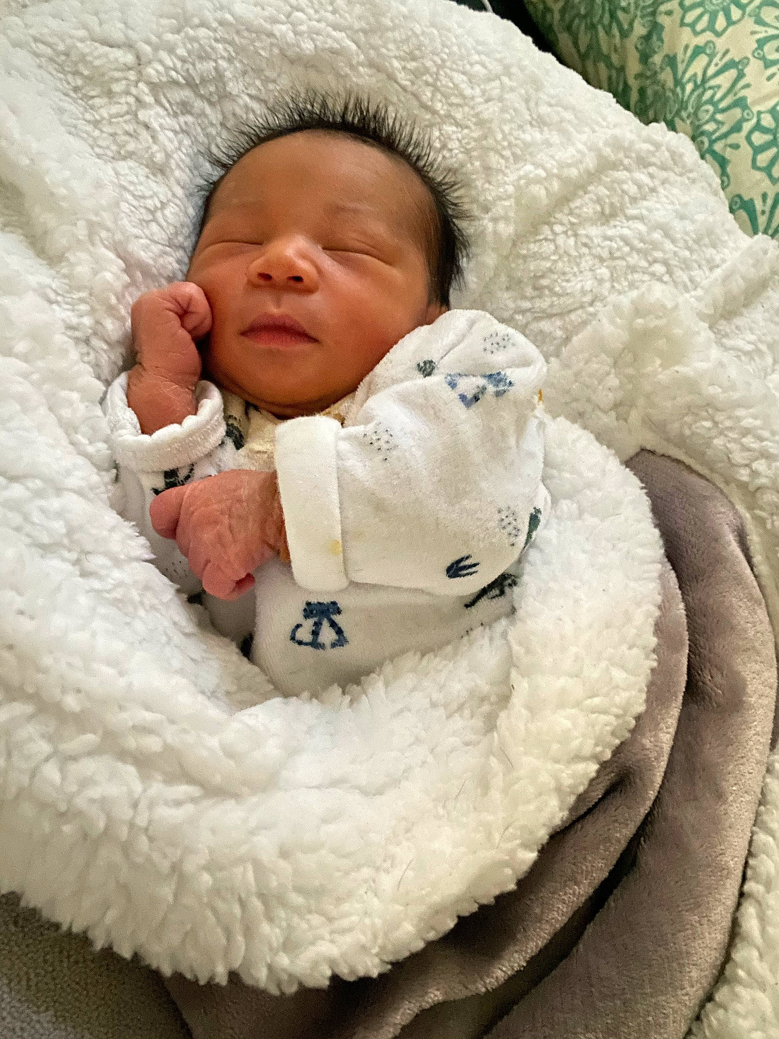 Issa a rejoint le concours — aidez-le/la à gagner de superbes lots ! baby, baby_products, baby_safety, baby_sleeping, baby_toddler_clothing, beauty, bedding, bedtime, cheek, child, comfort, face, fur, fur_clothing, linens, person, room, skin, textile, toddler