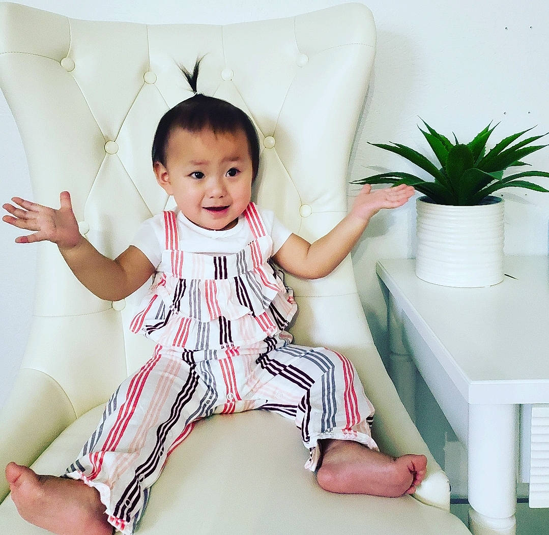 Infinity is registered to the contest to win money with this photo: baby, baby_toddler_clothing, child, furniture, leg, person, sitting, sleeve, toddler