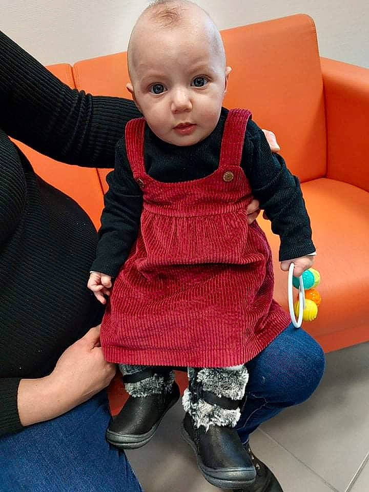 Inaya a rejoint le concours — aidez-le/la à gagner de superbes lots ! arm, baby, baby_toddler_clothing, chair, clothing, comfort, face, finger, hairstyle, hand, human_body, joint, leg, outerwear, person, shoe, shoulder, skin, sleeve, textile