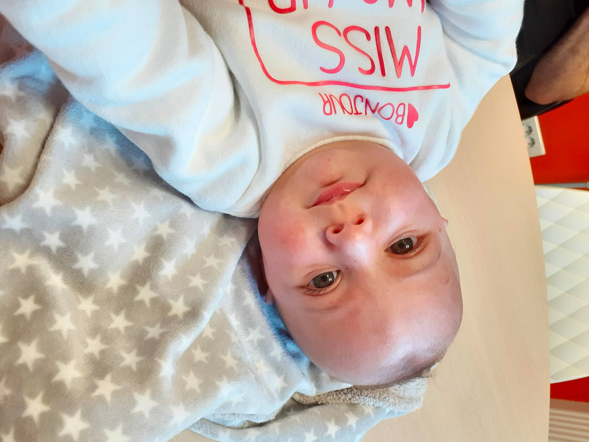 Inaya a rejoint le concours — aidez-le/la à gagner de superbes lots ! baby, cheek, child, comfort, event, eyelash, fun, happy, hat, linens, lip, mammal, mouth, neck, nose, person, room, skin, smile, toddler