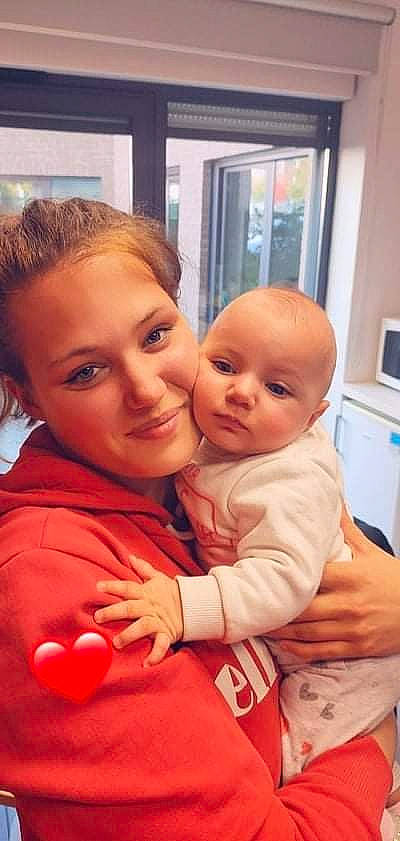 Inaya participe au concours pour gagner de l'argent avec cette photo : cheek, chin, comfort, ear, eye, eyebrow, gesture, hair, hairstyle, happy, human_body, iris, joy, lip, mouth, neck, nose, person, shoulder, skin