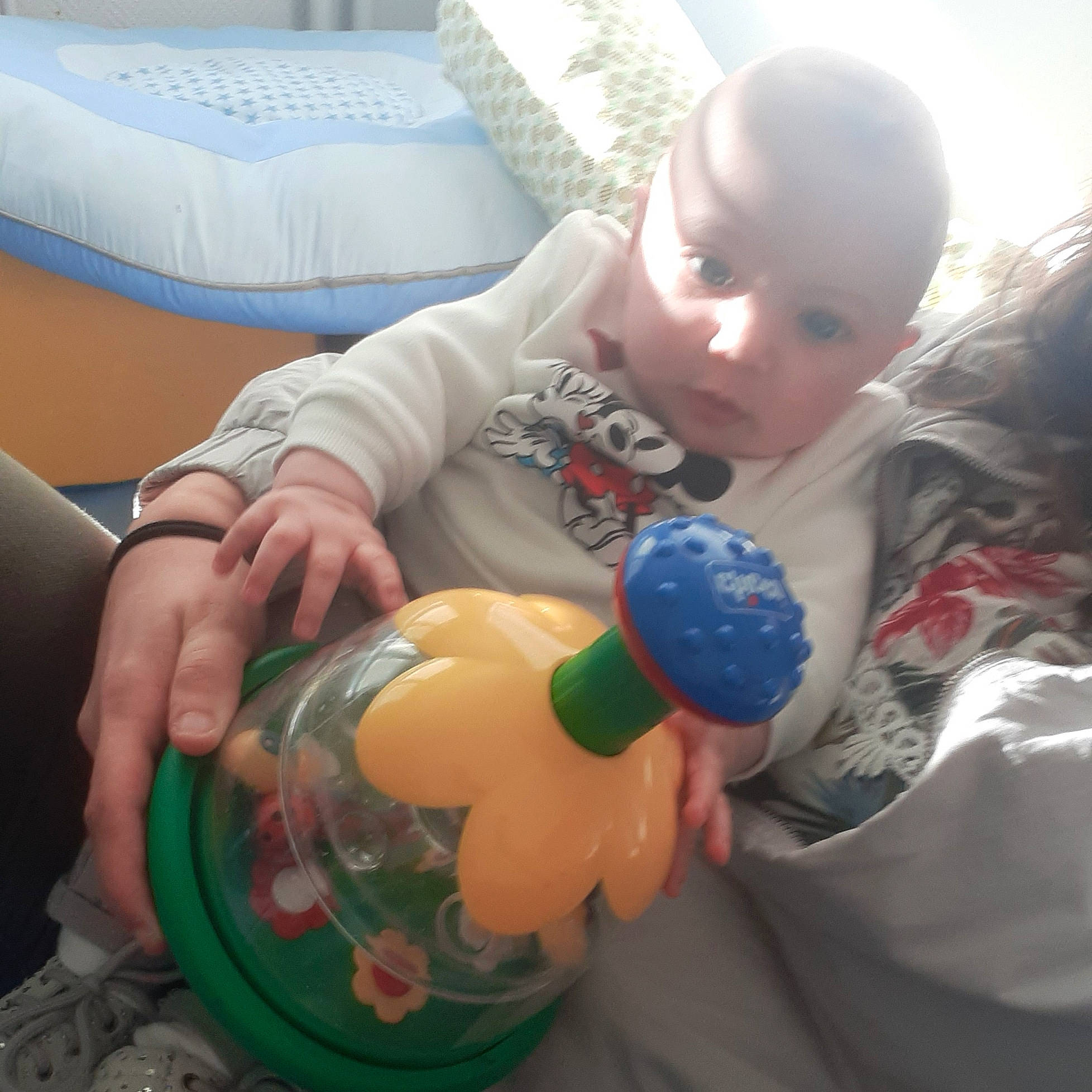 Inaya participe au concours pour gagner de l'argent avec cette photo : baby, baby_products, baby_toddler_clothing, baby_toys, child, comfort, drinkware, electric_blue, facial_expression, finger, fun, hand, head, party_supply, person, plastic, plastic_bottle, sitting, skin, toddler