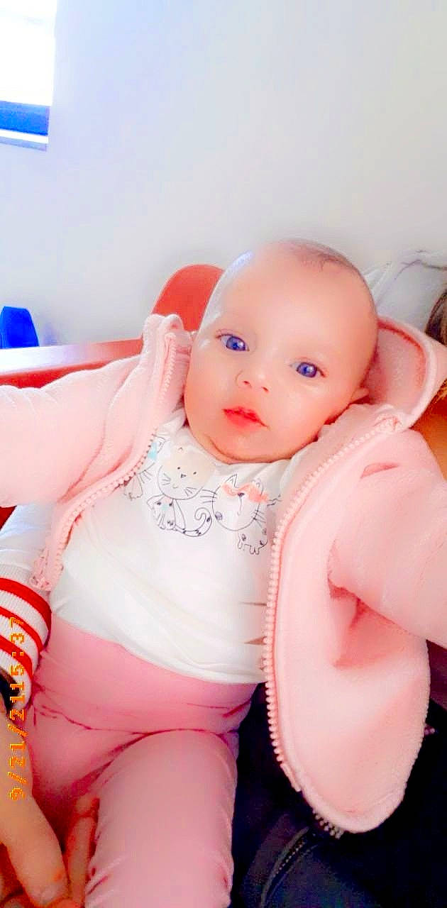 Inaya participe au concours pour gagner de l'argent avec cette photo : baby, baby_toddler_clothing, cheek, child, chin, comfort, finger, happy, head, lip, mouth, neck, person, pink, skin, sleeve, smile, stomach, thigh, toddler