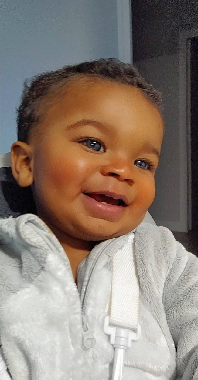 Djibril a rejoint le concours — aidez-le/la à gagner de superbes lots ! baby, cheek, child, chin, close_up, ear, eyebrow, eyelash, flash_photography, forehead, gesture, happy, iris, lip, mouth, nose, person, skin, sleeve, smile