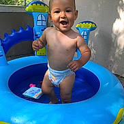 Ayden a rejoint le concours — aidez-le/la à gagner de superbes lots ! toddler, child, diaper, inflatable_pool, water, outdoor, sunlight, happy, smiling, baby, play, summer, blue, plastic, toy, backyard, skin, face, person, fun