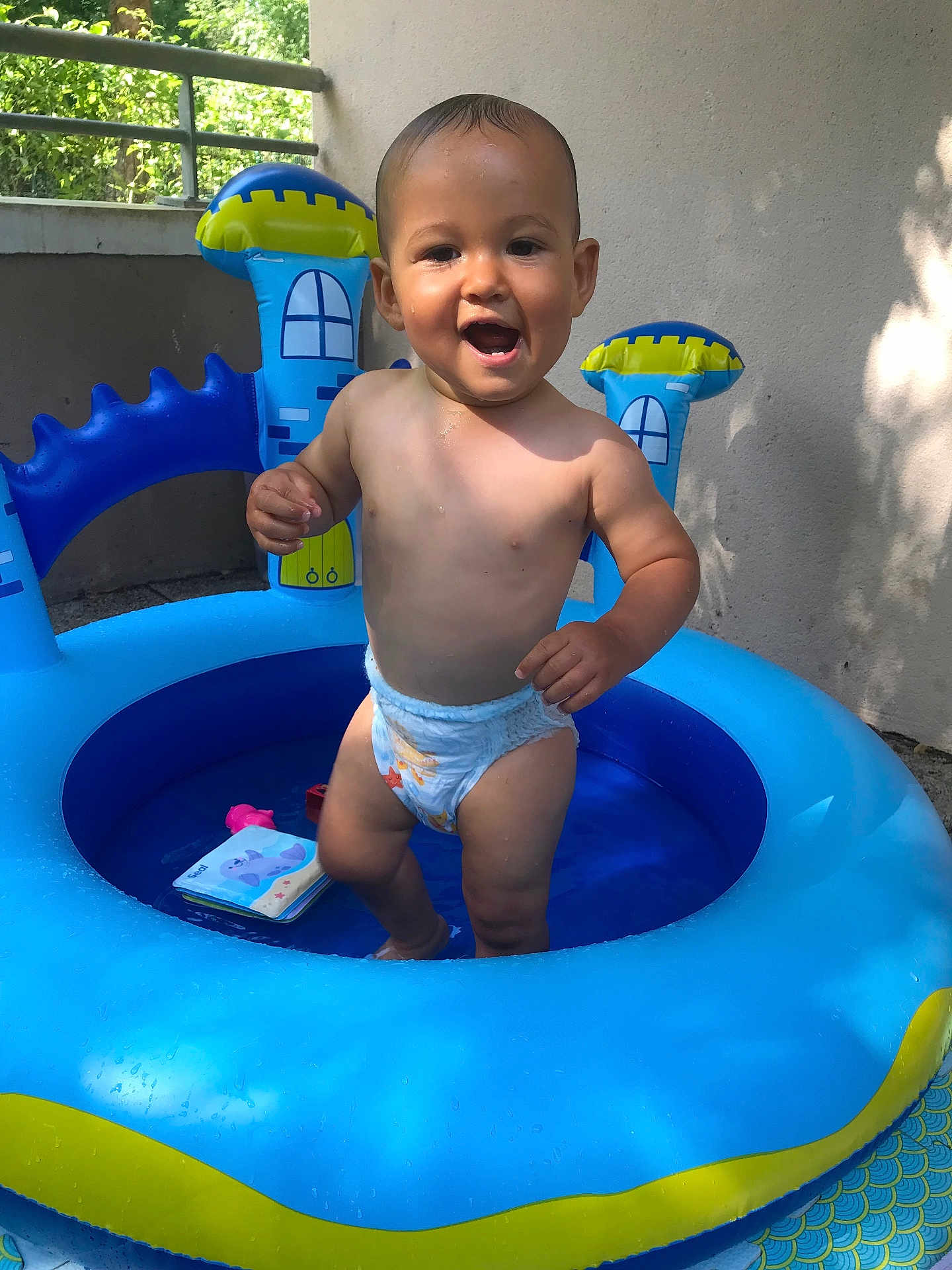 Ayden a rejoint le concours — aidez-le/la à gagner de superbes lots ! toddler, child, diaper, inflatable_pool, water, outdoor, sunlight, happy, smiling, baby, play, summer, blue, plastic, toy, backyard, skin, face, person, fun