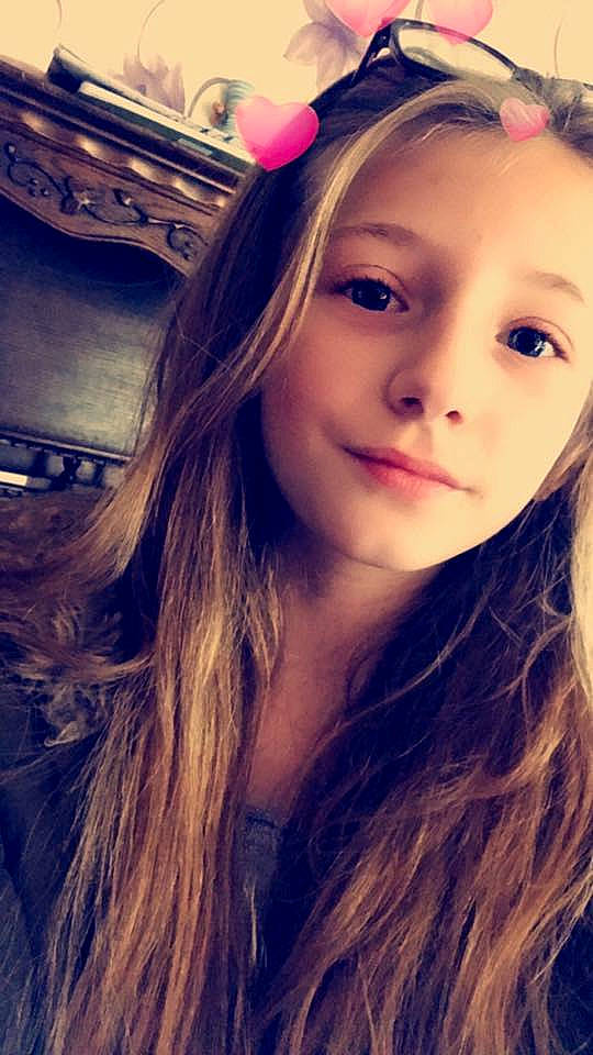 Lindsay a rejoint le concours — aidez-le/la à gagner de superbes lots ! beauty, blond, brown_hair, child_model, chin, cool, eye, eyebrow, face, feathered_hair, forehead, hair, hair_coloring, hairstyle, lip, long_hair, nose, person, pink, selfie