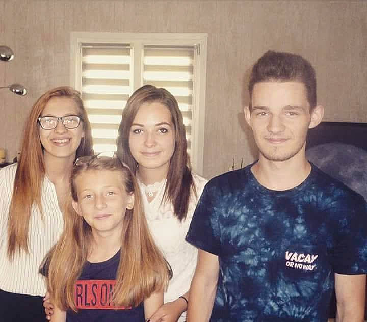 Lindsay a rejoint le concours — aidez-le/la à gagner de superbes lots ! child, cousin, daughter, event, face, family, family_pictures, friendship, fun, happy, joy, love, people, person, sibling, smile, t_shirt, vacation