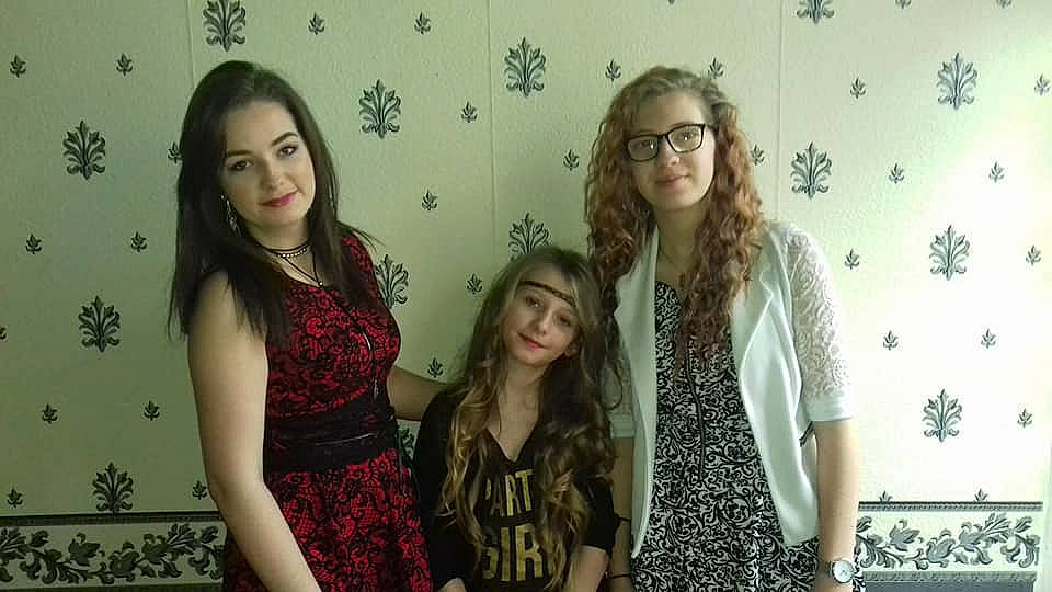 Lindsay participe au concours pour gagner de l'argent avec cette photo : blond, dress, event, eyewear, facial_expression, fashion, friendship, fun, glasses, lady, long_hair, people, person, photograph, red, skin, smile, snapshot, social_group, standing