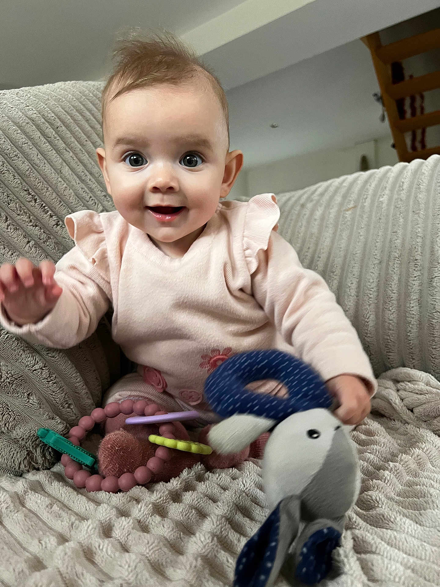 Jade participe au concours pour gagner de l'argent avec cette photo : baby, child, infant, smiling, plush_toy, blanket, cozy, indoors, happy, cute, person, sitting, clothing, hand, face, furniture, soft, home, playful, toy