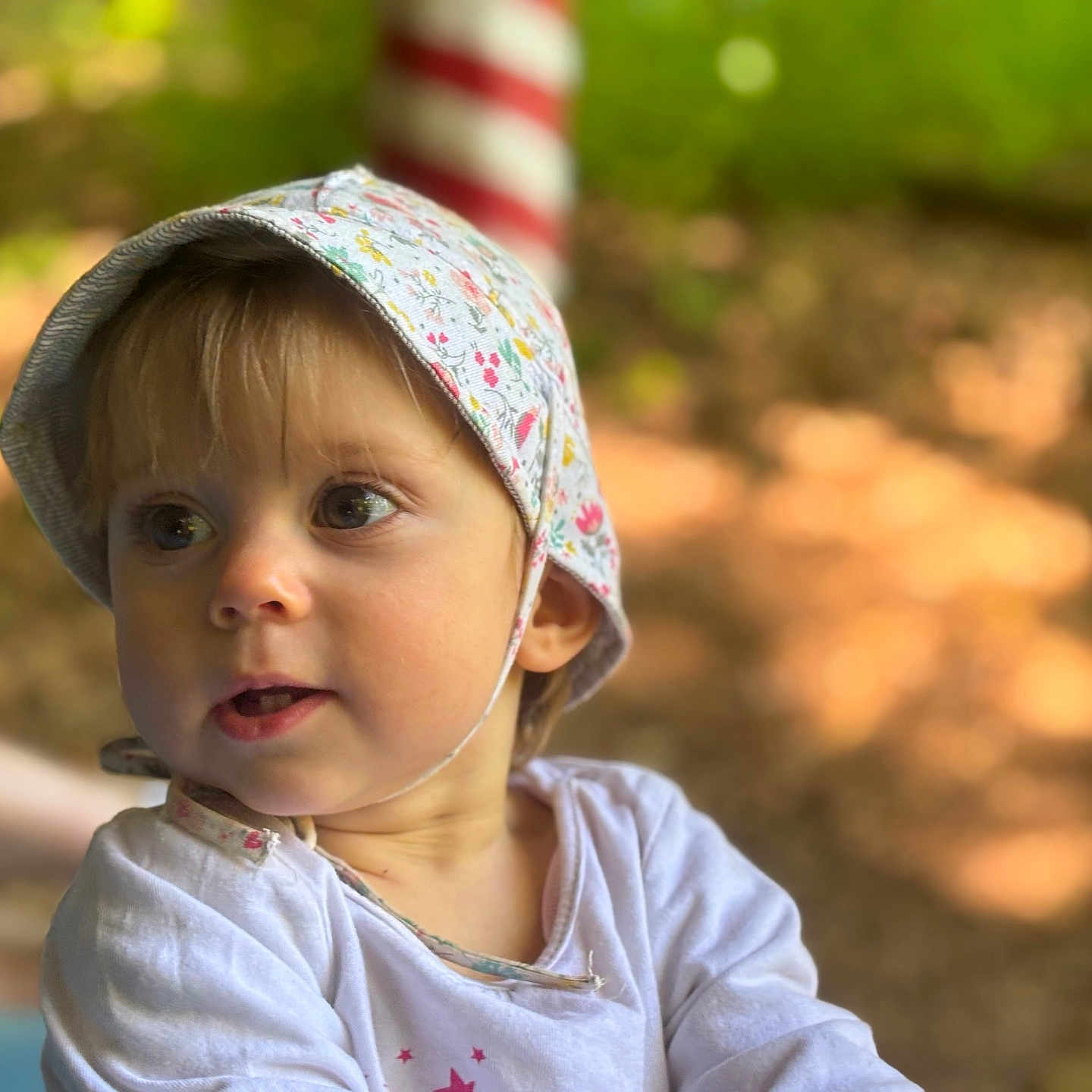 élona participe au concours pour gagner de l'argent avec cette photo : baby, bodypart, bonnet, cap, clothing, face, finger, hand, hat, head, hood, hoodie, knitwear, person, photography, portrait, sitting, sunhat, sweater, sweatshirt