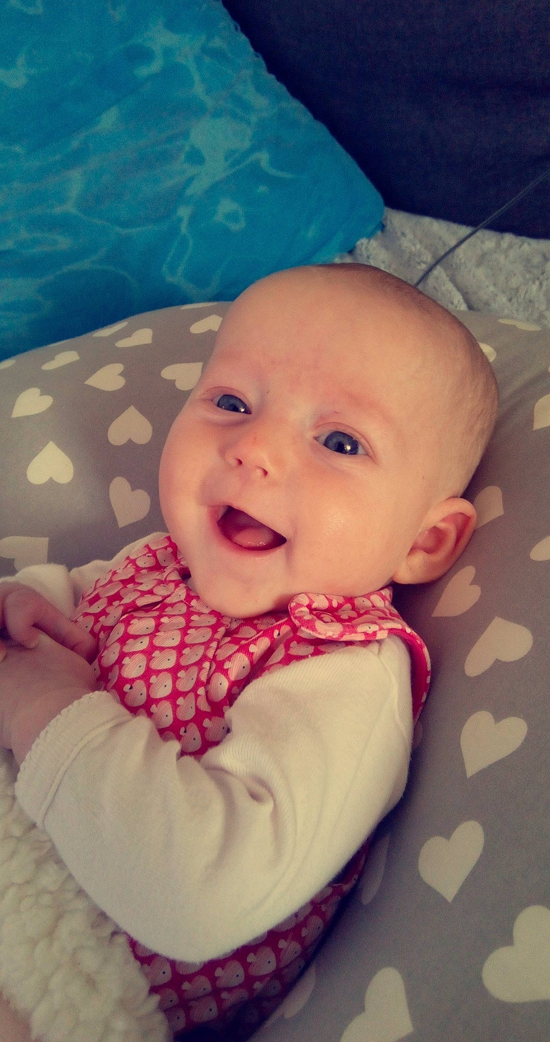 Mélynda participe au concours pour gagner de l'argent avec cette photo : baby, baby_making_funny_faces, cheek, child, chin, eye, face, facial_expression, fun, happy, head, iris, lip, mouth, nose, person, pink, product, skin, smile