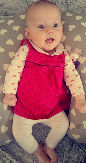 Mélynda a rejoint le concours — aidez-le/la à gagner de superbes lots ! baby, baby_toddler_clothing, beauty, cheek, child, design, dress, eye, face, head, lip, outerwear, pattern, person, pink, skin, sleeve, smile, toddler