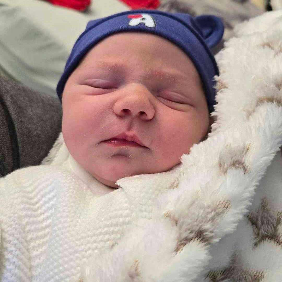 Alexsanders participe au concours pour gagner de l'argent avec cette photo : architecture, baby, bed, blanket, building, cap, clothing, cushion, face, furniture, glove, hat, head, hospital, newborn, person, photography, portrait, quilt, sleeping