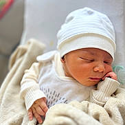 Aboya a rejoint le concours — aidez-le/la à gagner de superbes lots ! baby, newborn, sleeping, blanket, hat, infant, closeup, soft, cozy, cute, child, person, rest, warm, comfort, skin, hand, face, indoor, peaceful