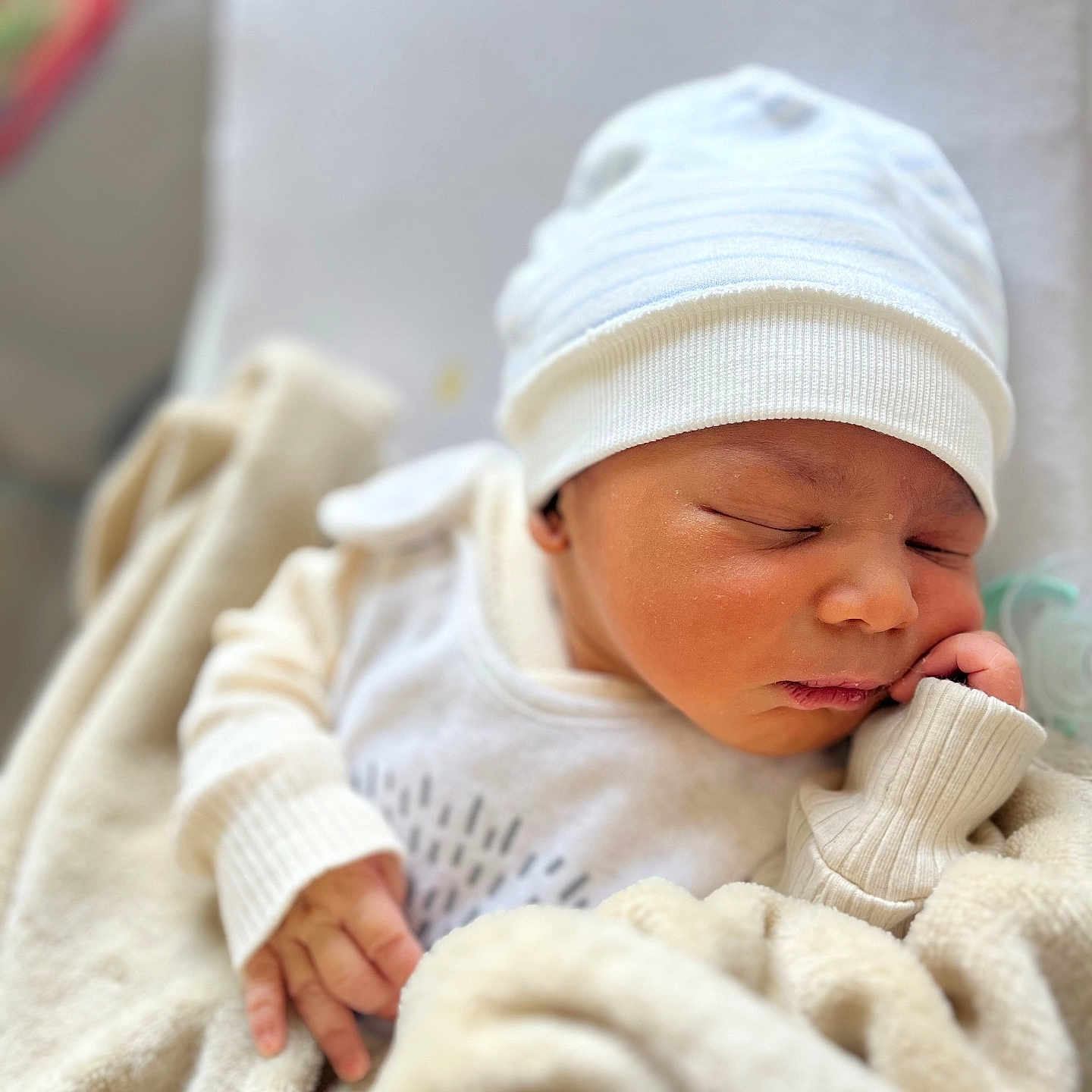 Aboya a rejoint le concours — aidez-le/la à gagner de superbes lots ! baby, blanket, child, closeup, comfort, cozy, cute, face, hand, hat, indoor, infant, newborn, peaceful, person, rest, skin, sleeping, soft, warm